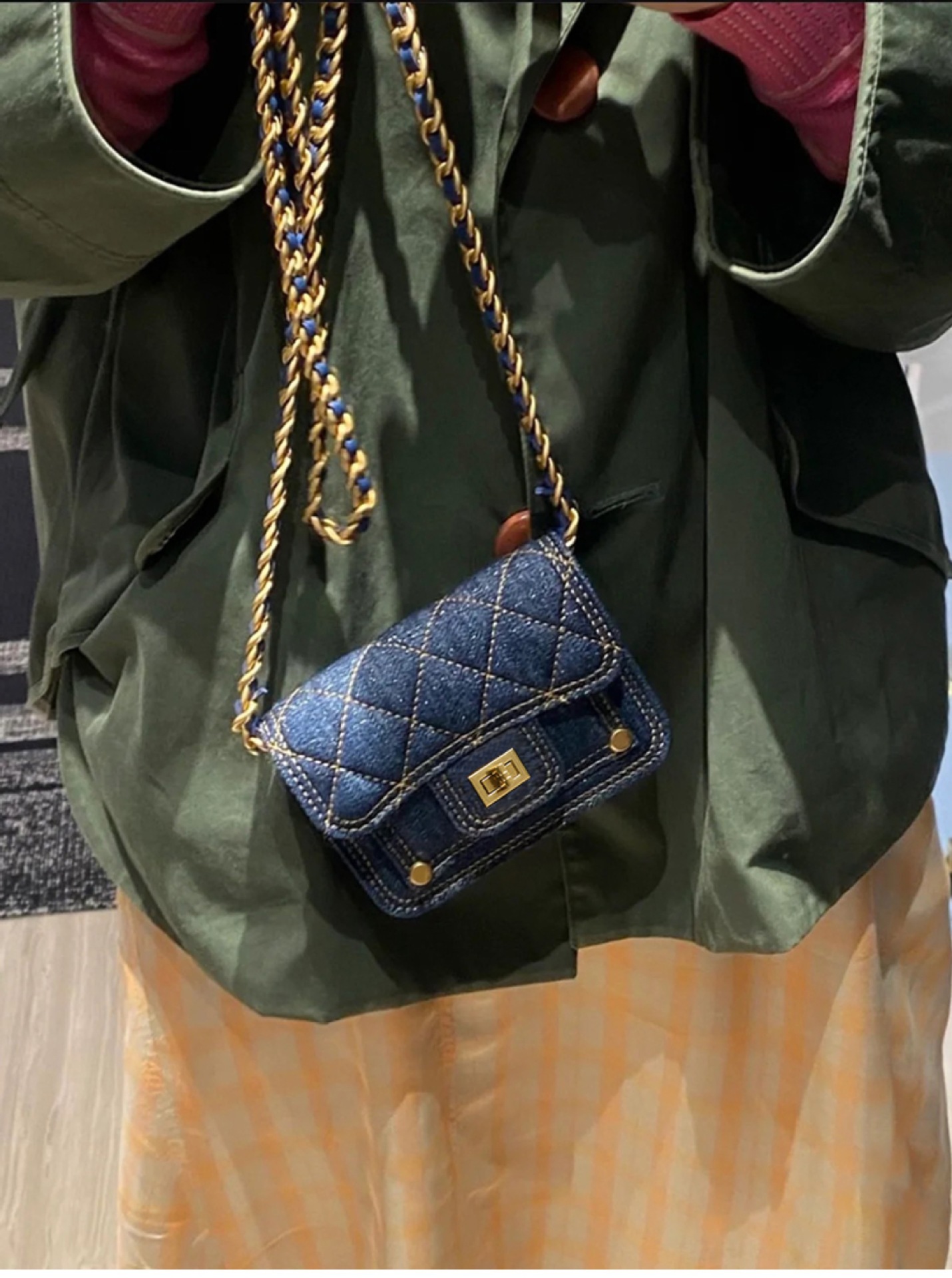 Dames mini schoudertas van gewassen denim met kettingdetail_voghion.com