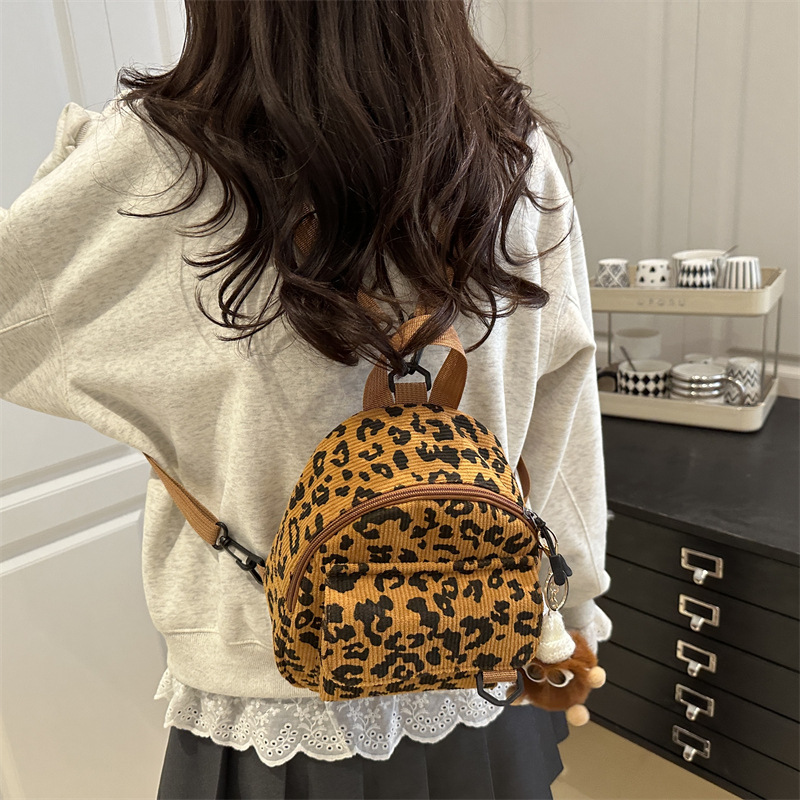 2025 nuevo estilo coreano de moda de terciopelo, leopardo de moda, estilo universitario, ocio, moda, literatura y arte, mochila extranjera.