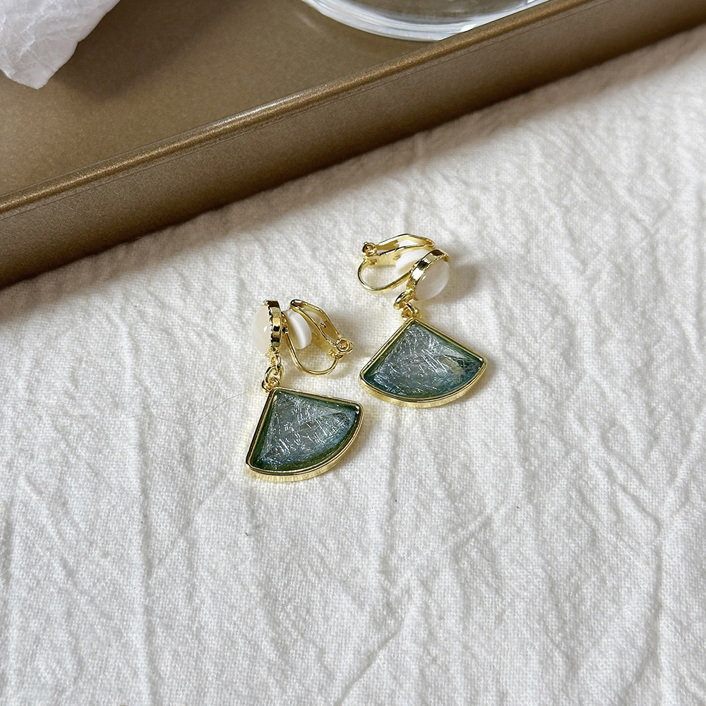 Versión coreana del temperamento de camelia, sin orejas perforadas, pinza para la oreja, flor de perla, tablero de ajedrez, pinza para la oreja triangular con diamantes, pendientes de nicho para mujeres