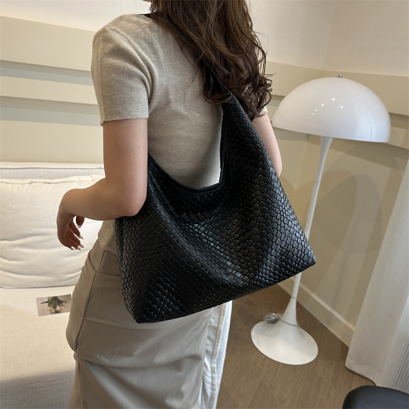 Bolso de axila de gran capacidad de sentido superior mujer 2023 nuevo bolso de hombro de moda de verano retro bolso especial de cercanías