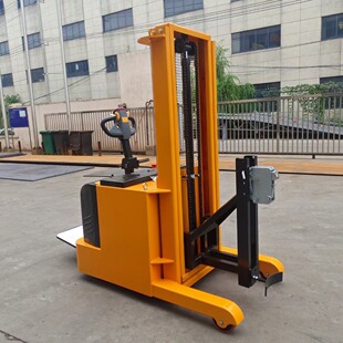 Pulf station driving all-electric oil barrel overturning truck YL600 automatic oil barrel loading and unloading dumping dumping truck
