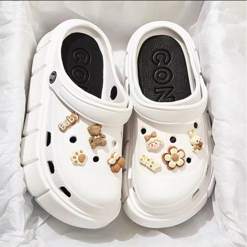 Zapatos de agujero de suela gruesa para mujer verano 2023 nueva celebridad en línea Princesa punta cerrada slip-on sandalias lindas ropa exterior para mujer