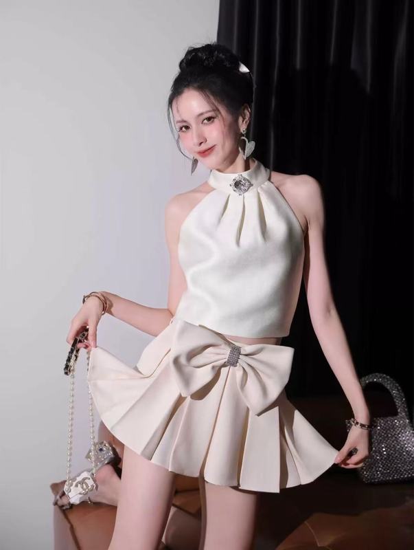 小众设计 25ss秋季时尚显瘦挂脖背心包臀压褶半裙套装可露丽穿搭|undefined