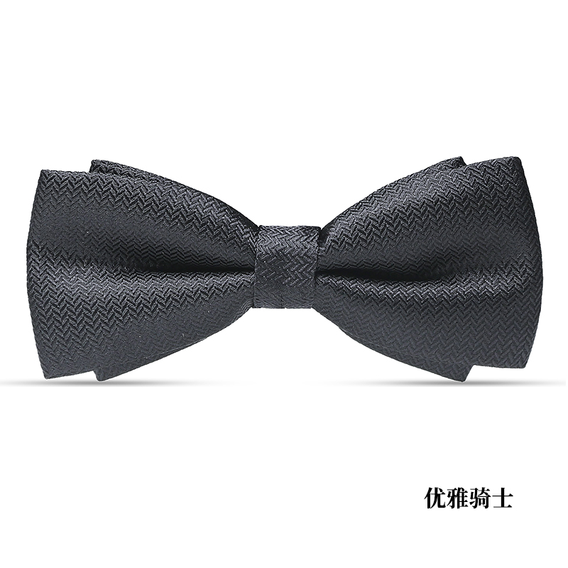 우아한 검은 기사의 나비 넥타이