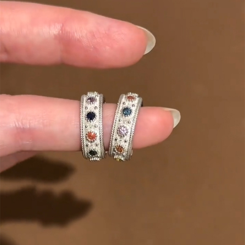 Pequeño libro rojo estilo explosivo anillo de diamantes flash diseño de nicho femenino lujo ligero anillo de sentido de alta calidad con incrustaciones anillo de dedo alimentador