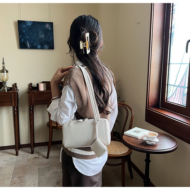 The 2024 new women's single-shoulder underarm bag is a simple and elegant commuting bag with a Korean-style niche design sense. It's a small square bag undefined