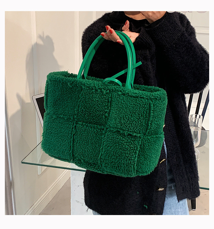 Plüsch Tasche 2021 Neue Herbst Und Winter Einkaufstasche Frauen Große Kapazität Nischen Gewebte Tasche Modische Einfache All-match-handtasche display picture 3