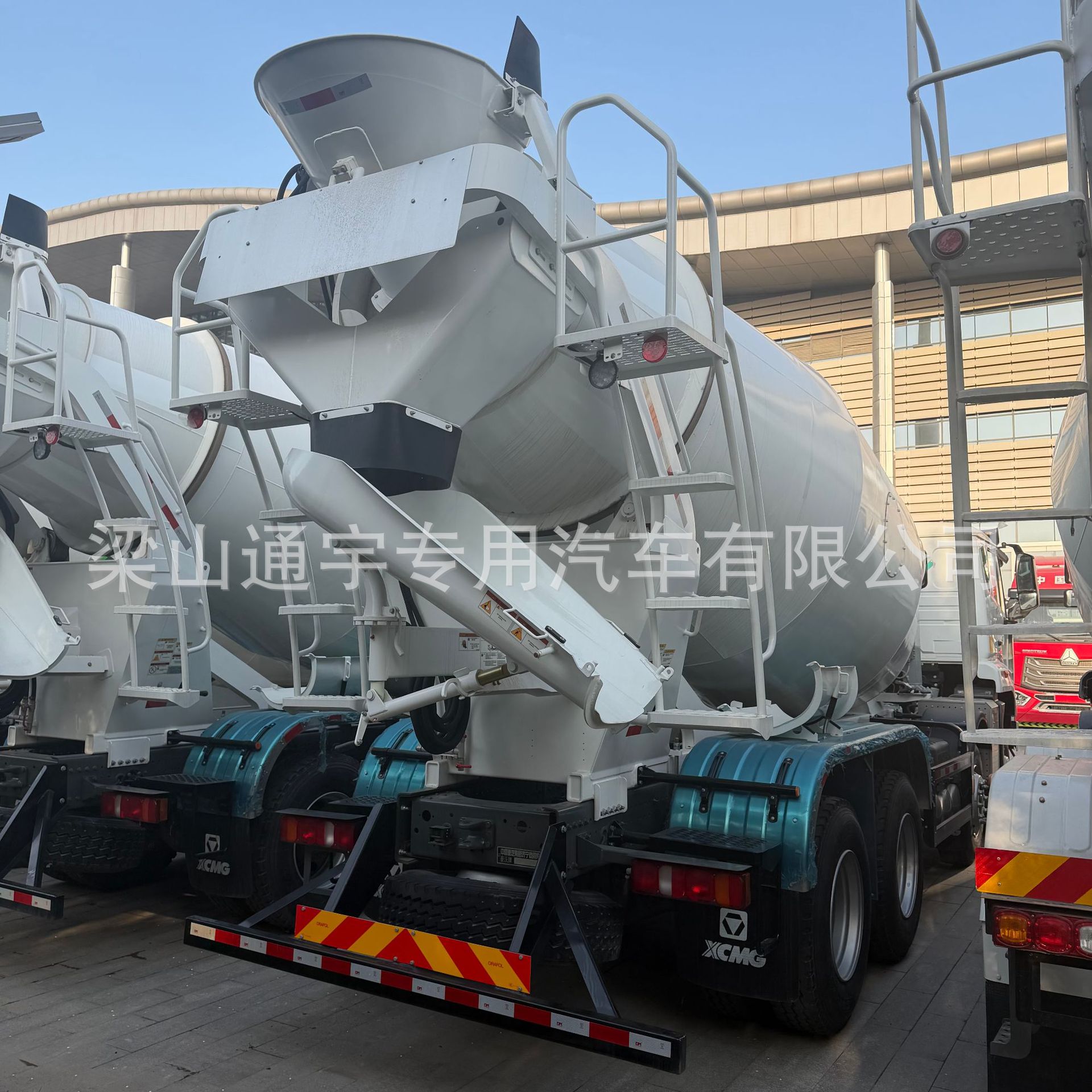 陕汽德龙Ｍ3000Ｓ搅拌罐车后2.jpg