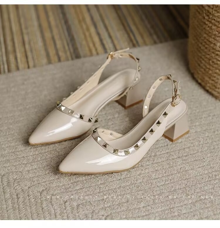 Remaches de color desnudo temperamento de tacones altos 2026 verano nuevo tacones gruesos puntiagudos para usar sandalias vacías de moda