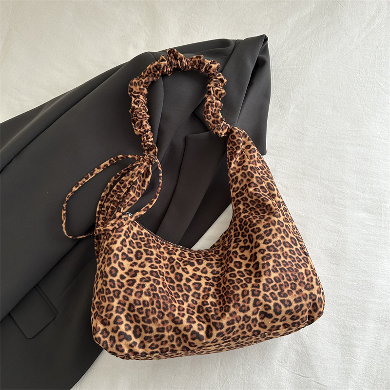 Bolso de moda clásico de leopardo coreano ins2024 otoño y invierno nuevo bolso de gran capacidad de literatura y arte perezoso