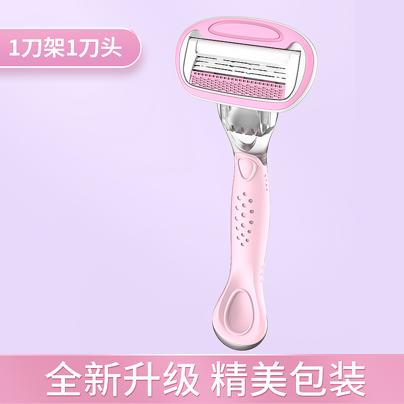 卓辰のわきの下で毛を剃ります。石鹸の頭を潤滑します。|undefined
