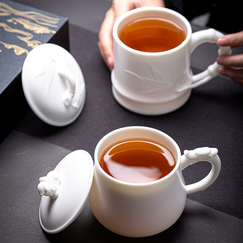 Winjiang en relieve de porcelana blanca Oficina Taza de cerámica con tapa Presidente taza de agua Aniversario de negocios taza de té Dehua