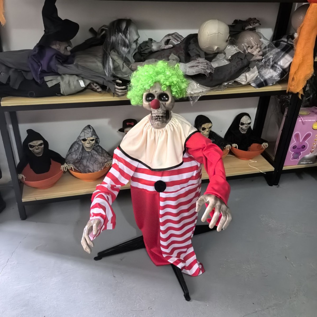 2025 nuevo espectáculo extraño de Halloween trompeta postura swinging payaso terror aterrador escenario de diseño de atmósfera