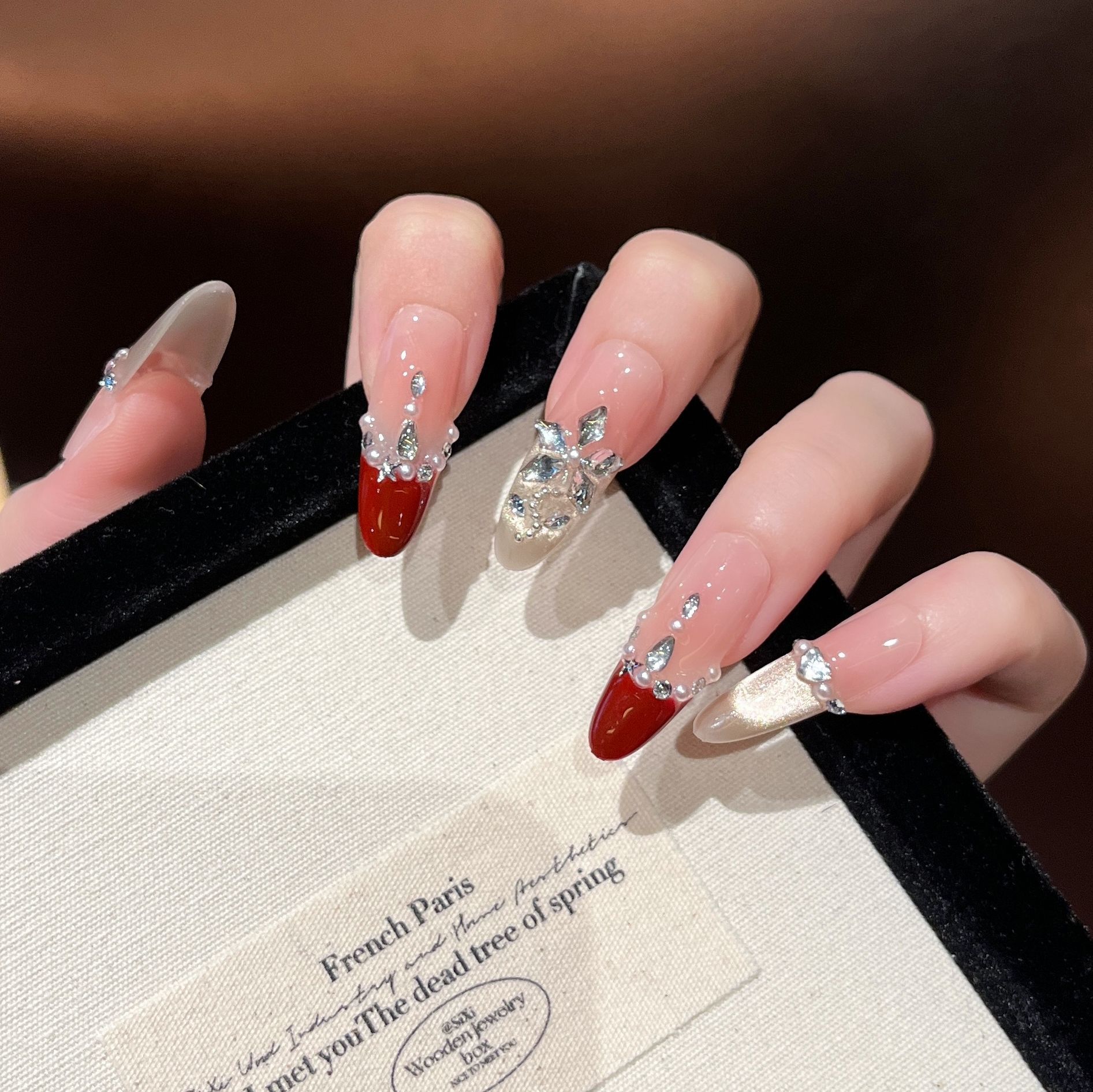 Uña falsa hecha a mano pura, uñas falsas al por mayor, parches de uñas rojos de Año Nuevo, productos terminados de manicura francesa