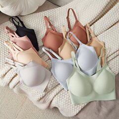 日本の華家の下着は跡がなくて大きいブラジャーの薄いタイプの大きい胸の無痕のベストのガーターのブラジャーの小さいミルクの皮の下着の女性です。