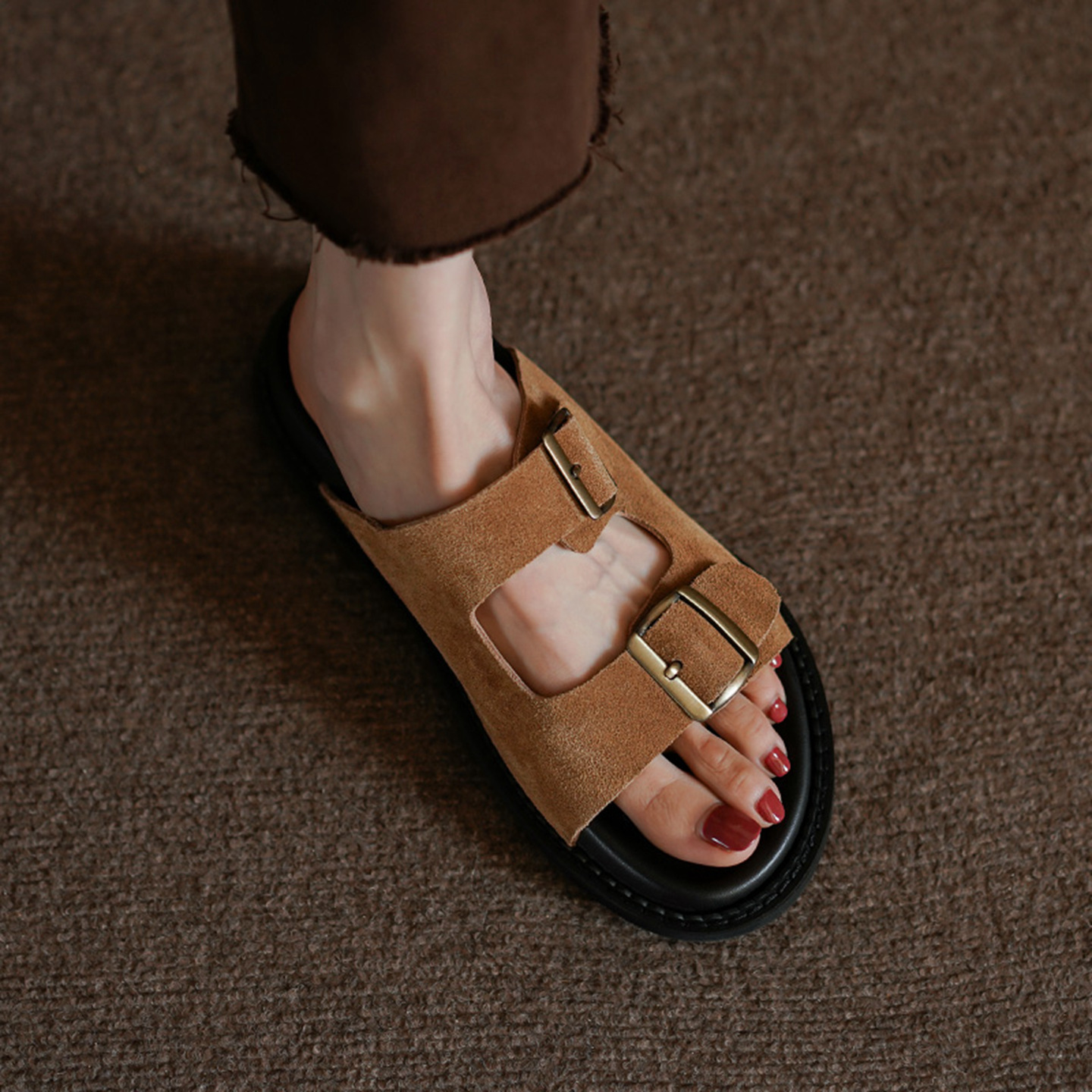 Dép sandal nữ quai chữ V đế dày phong cách Burken — màu nâu nhạt