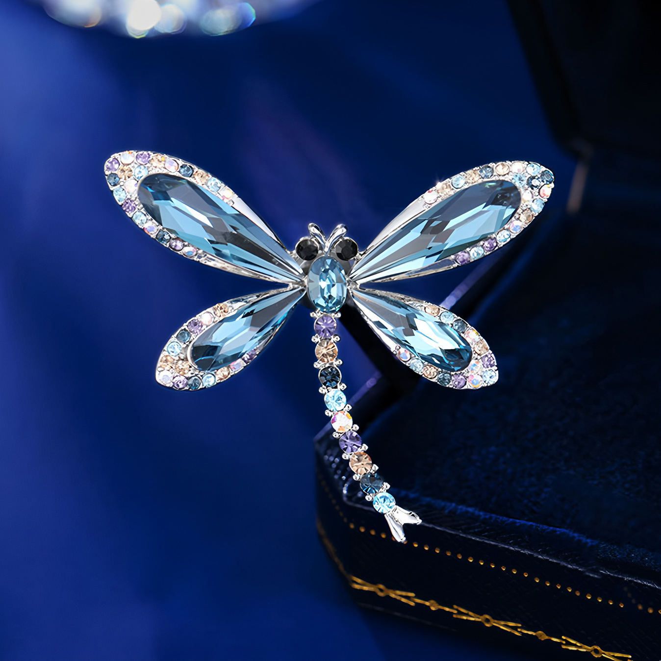 New Dragonfly Brooch, High-End Women's Exquisite Luxury Crystal Corsage, Niche Design Pin to Fix Clothing Accessories