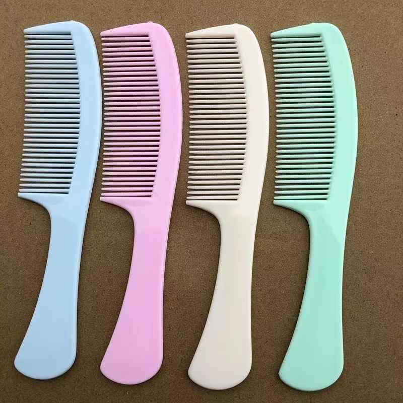 Расческа с ручкой светлого цвета