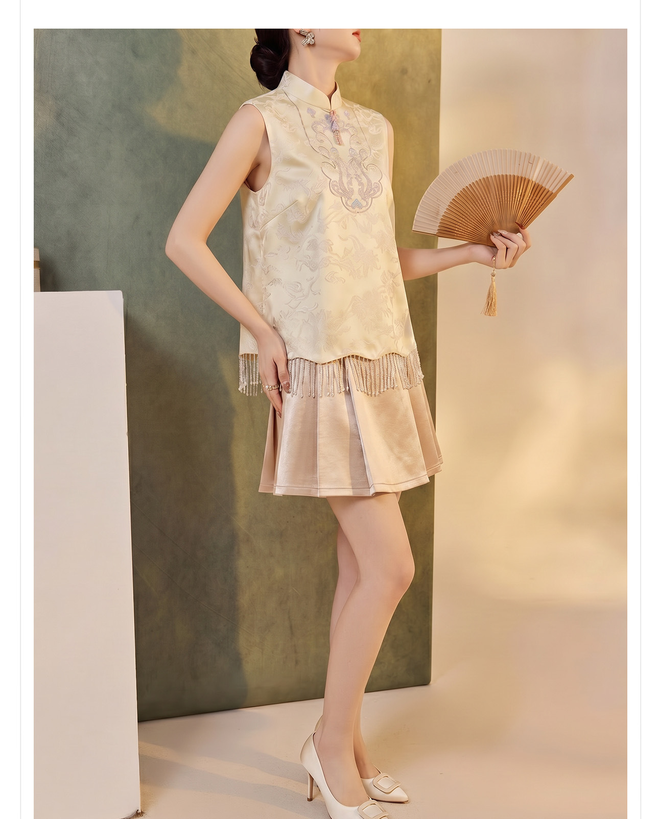 Bộ vest nữ thêu ngọc trai cổ tay đứng kết hợp váy ngắn xếp ly cao eo — Trang chủ chi tiết 6