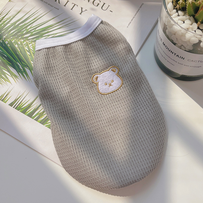 Primavera y verano nuevo tres colores waffle oso chaleco mascota lindo bordado de dibujos animados chaleco perro gato ropa