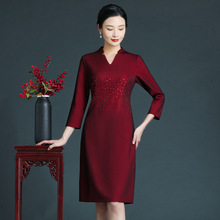 厂家直销 2021秋季新款气质通勤大码妈妈装V领烫钻钉珠红色连衣裙