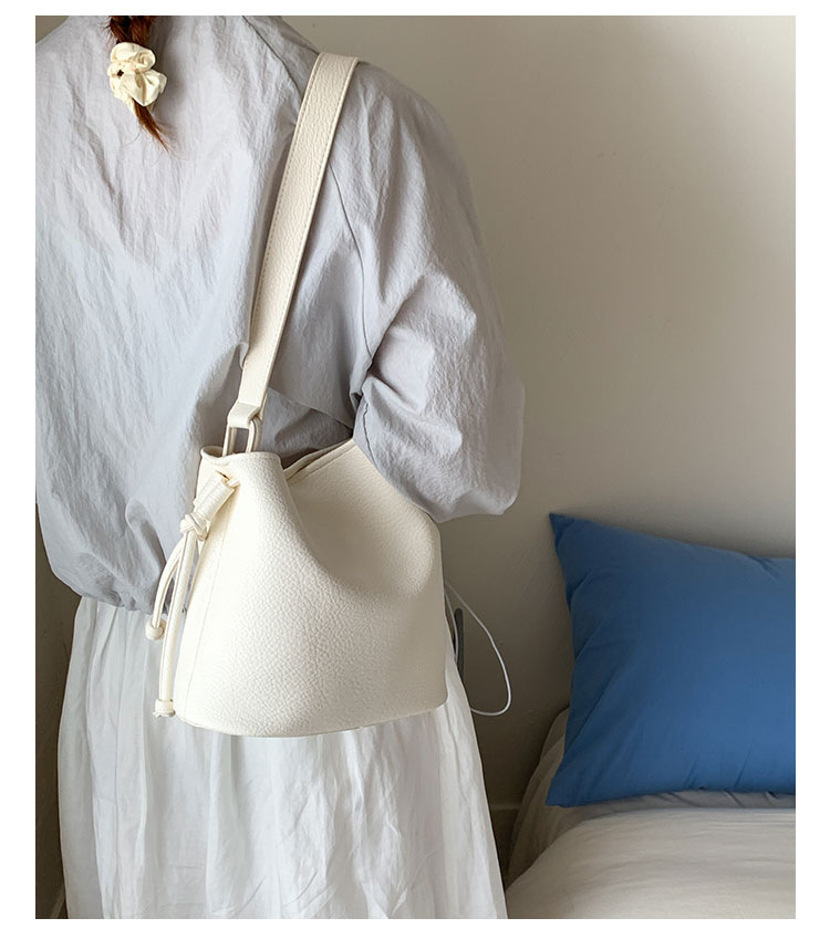 Fashionable and simple commuter small bag for women 2025 new summer versatile single-shoulder underarm bag, popular crossbody bucket bag undefined