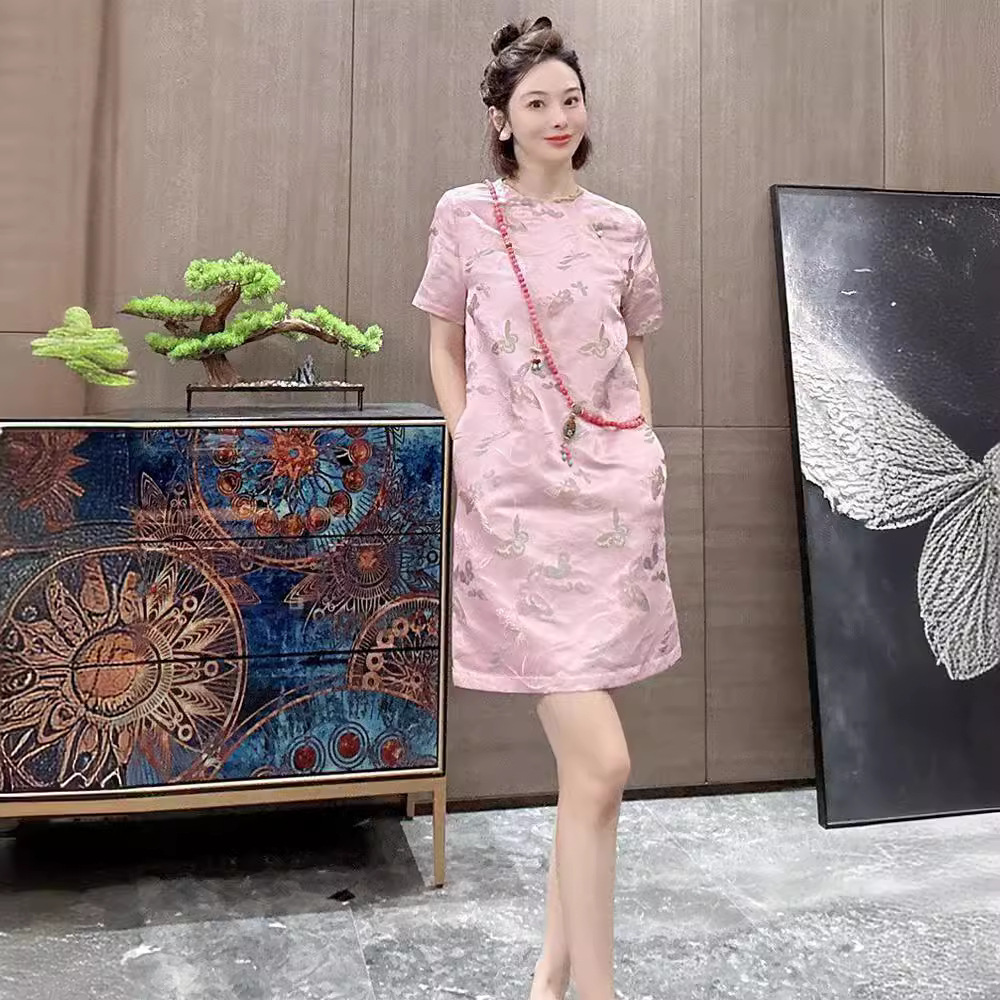 Đầm maxi sườn xám cách tân hoa nổi hồng phong cách Trung Quốc mới — Váy liền hoa nổi màu hồng