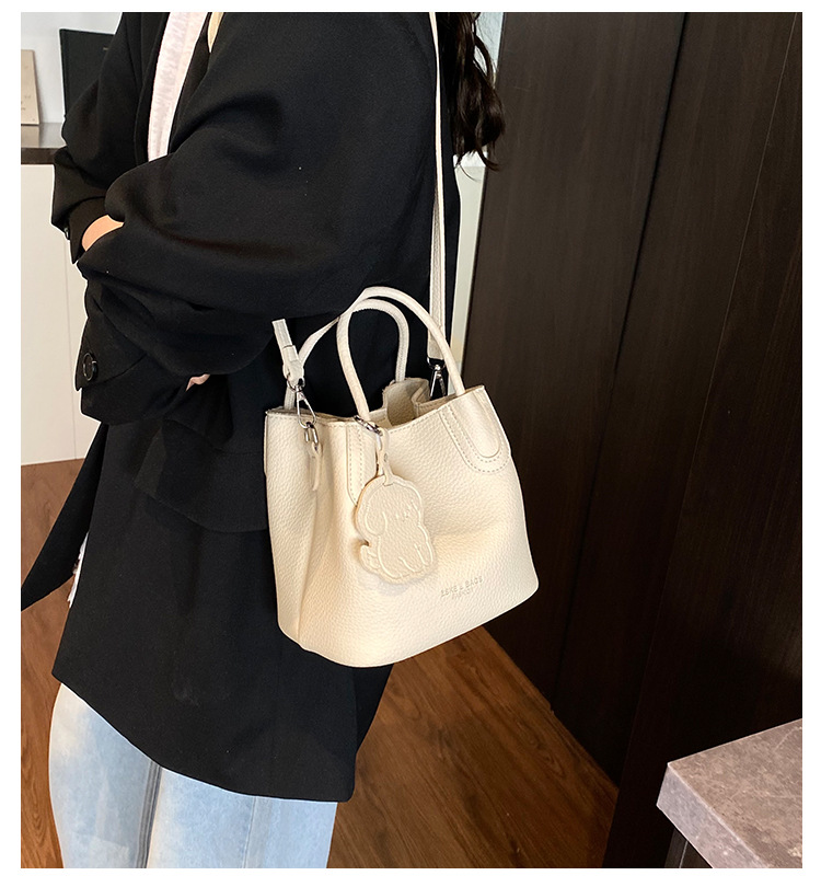 2025 Simple and casual hand-held small bag, new trendy and fashionable commuter crossbody bag, summer vegetable basket bucket bag details Picture