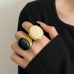 フランスのニッチデザインの黒と白のエナメルゴールドリング、軽い高級感とハイエンドのヴィンテージ宝石の人差し指リング