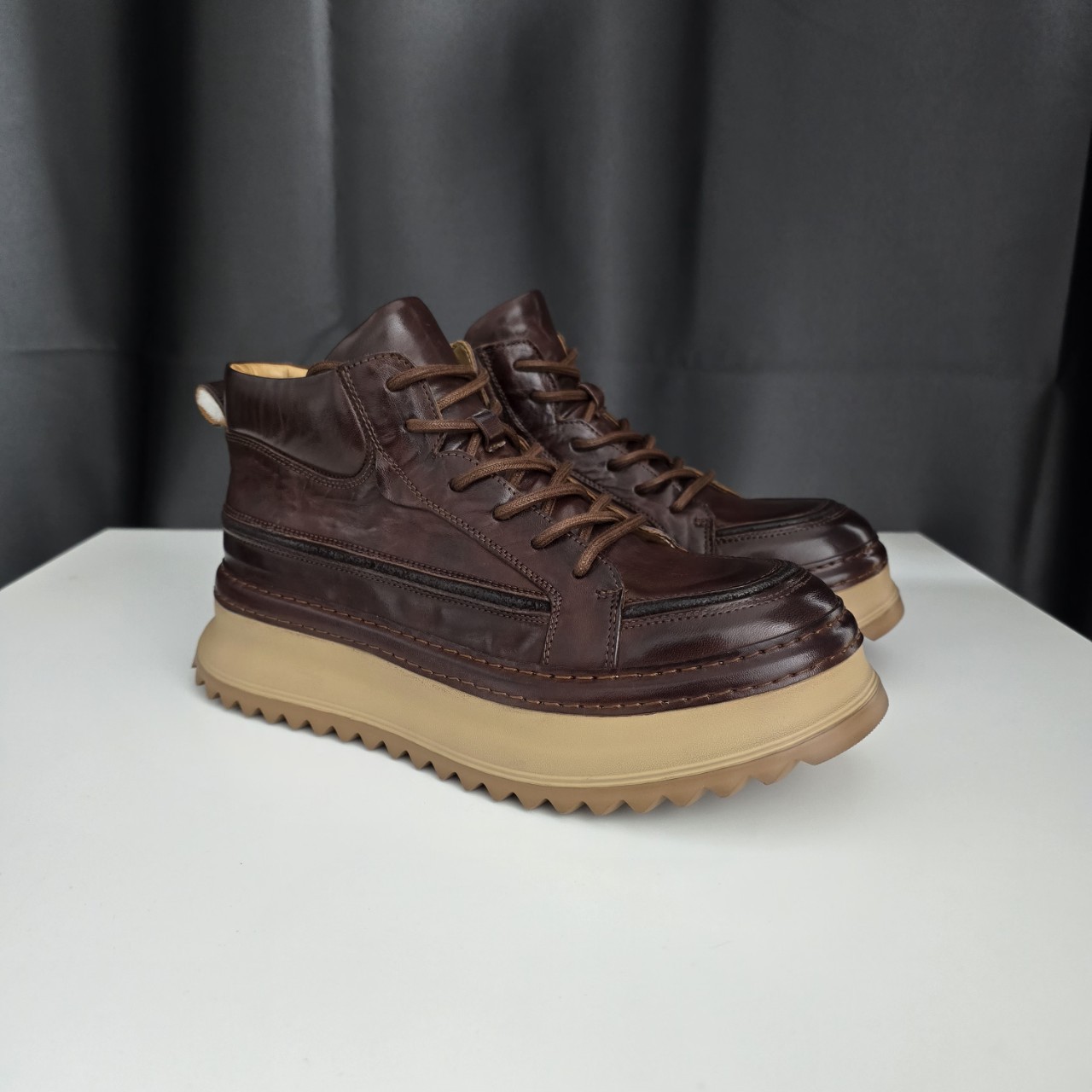 유럽과 미국의 하이 엔드 레트로 말 가죽 남성 스포츠 캐주얼 신발 경량 편안한 통기성 야외 가죽 부츠 레트로 트렌디 신발