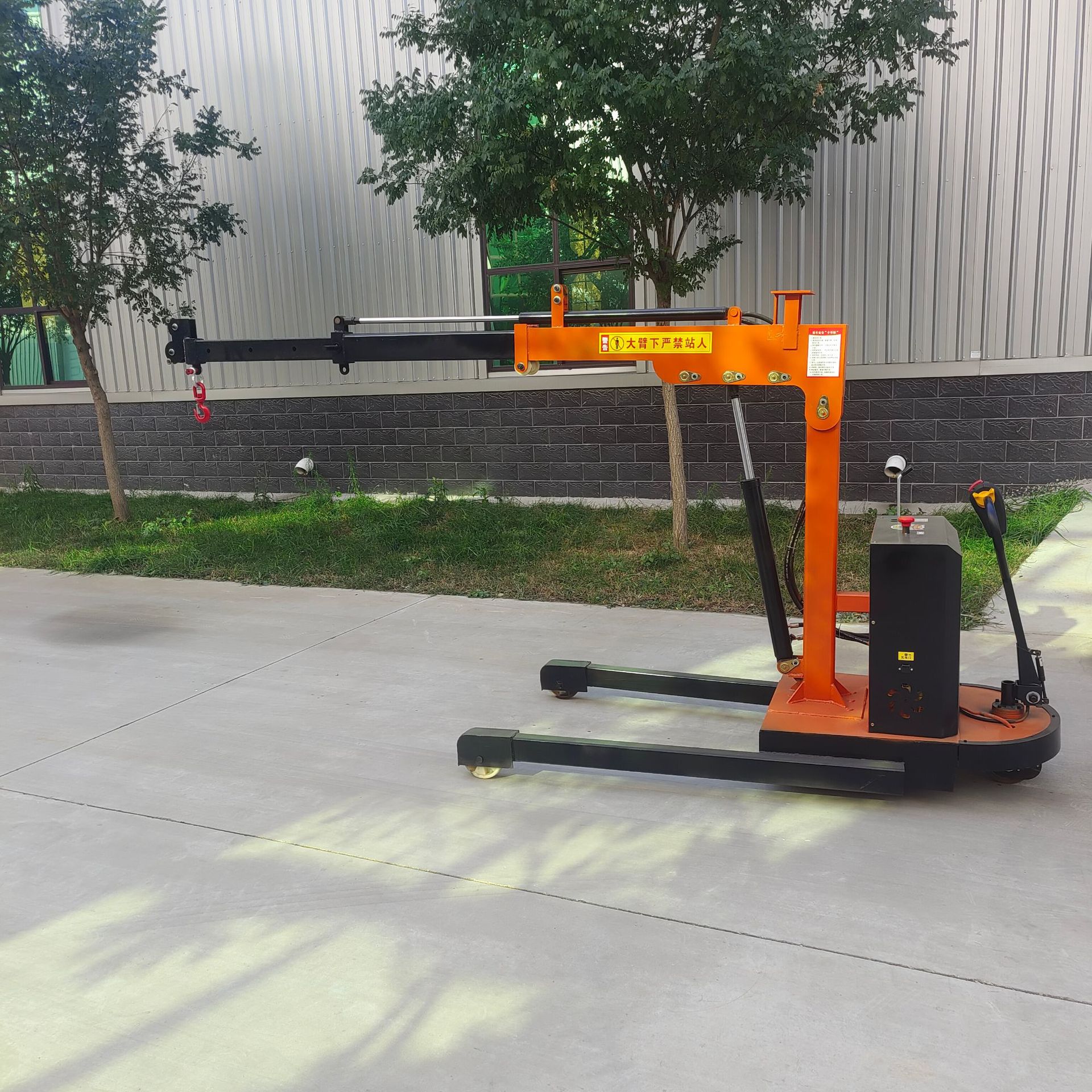 巩起机械移动吊机 手推式吊机 电动行走液压吊臂 0.5t电瓶吊机