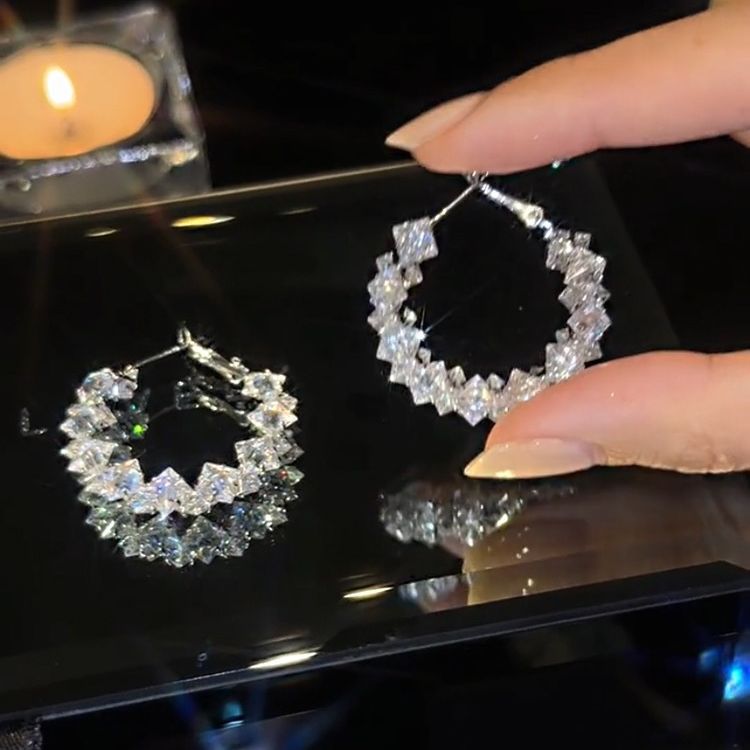 Pendientes rojos de la red de la red de la nueva moda simple, temperamento, orejas súper parpadeantes de todo fósforo, pendientes de círculo de cristal de personalidad japonesa y coreana