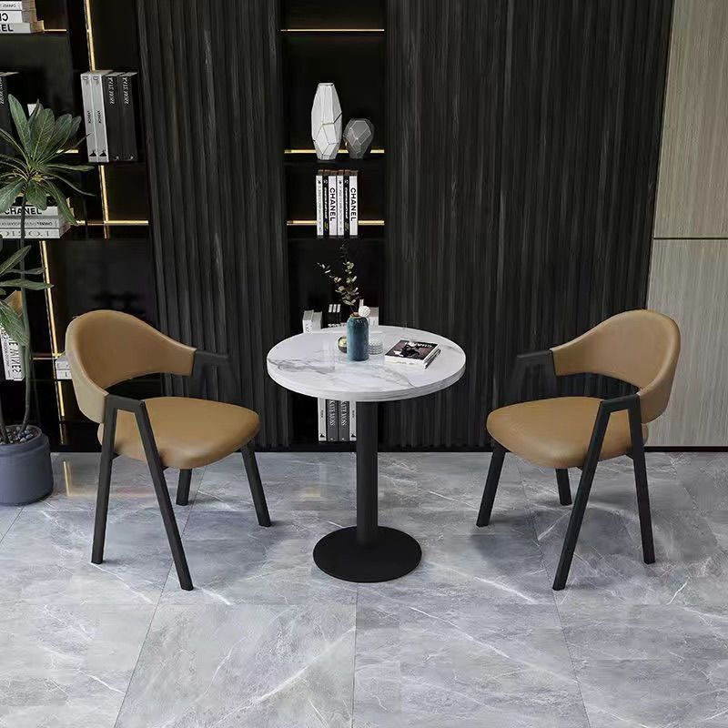 60개의 둥근 테이블과 낙타 가죽 의자 2개