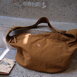 26FW is finally out~ Korean order style~ High-end, lightweight and waterproof cross-body croissant bag~ Super good-looking on one shoulder