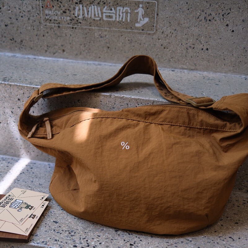 26Fw Finally Released Its Korean Order Model~ High-End, Lightweight, Waterproof Crossbody Horn-Shaped Bag~ Very Stylish on the Shoulder