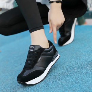 2024�¿�K��ؓ���\��Ƥ���ˮ��Ů����Ьǰ�ߺ����׵�{������Ь