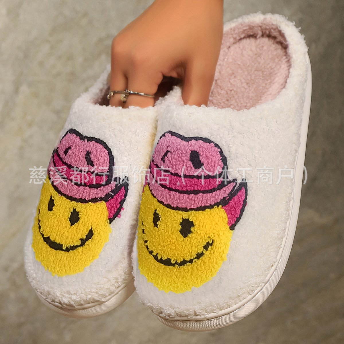 Zapatillas de algodón damas otoño y invierno interior bordado dibujos animados antideslizante piso de peluche pisar zapatillas de algodón