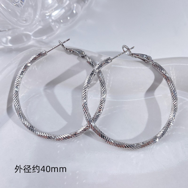 Nuevos desplazamientos de moda con pendientes de círculo grande, ligero y lujoso, temperamento femenino de alta gama, botones para los oídos, Orejeras de círculo vegetariano, agujas para los oídos