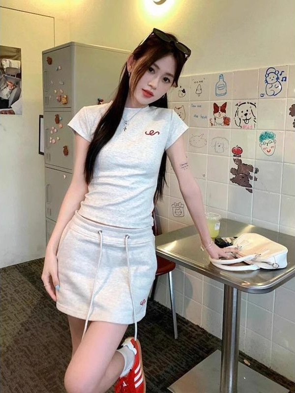 小柄な女性のためのカジュアルスポーツスタイルスーツ、夏の甘くてクールなホットガール、スリムフィット、右肩半袖、ショートスカート、ファッショナブルな2点セット|undefined