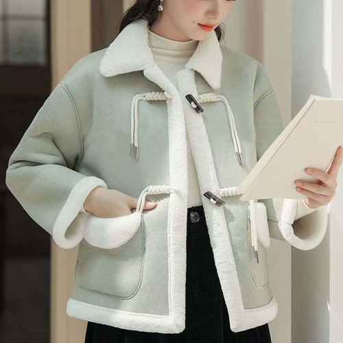 Ladies' Short Winter Cashmere Sheep Coat with Loose Design, Horn Buttons, Round Neck, and Versatile Student Top