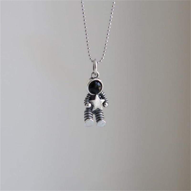 Collana con astronauta di coppia su Instagram, studente amico sceglie una stella da regalarti, ciondolo astrologico_voghion.com