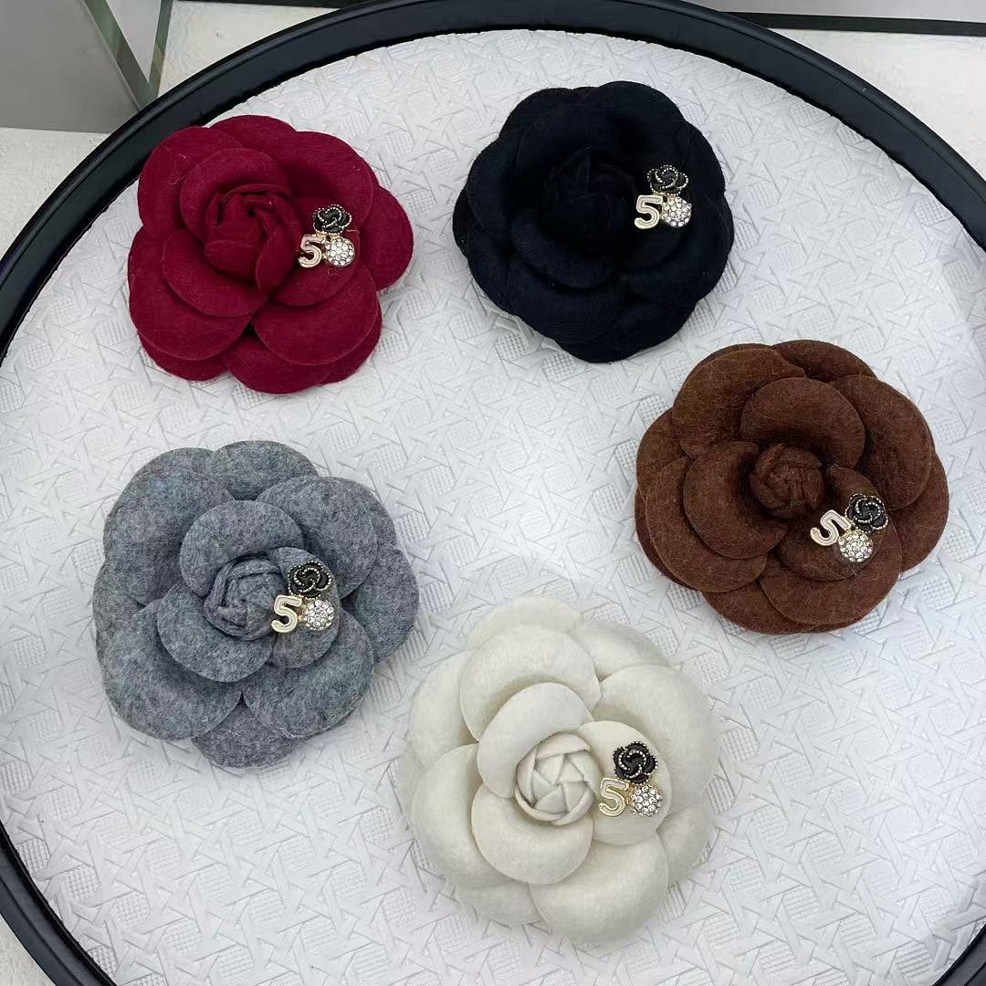 Korean High-End Fabric Camellia Brooch for Women, Elegant Ladylike Elegant Corsage, High-End Coat and Suit Accessories, Trendy