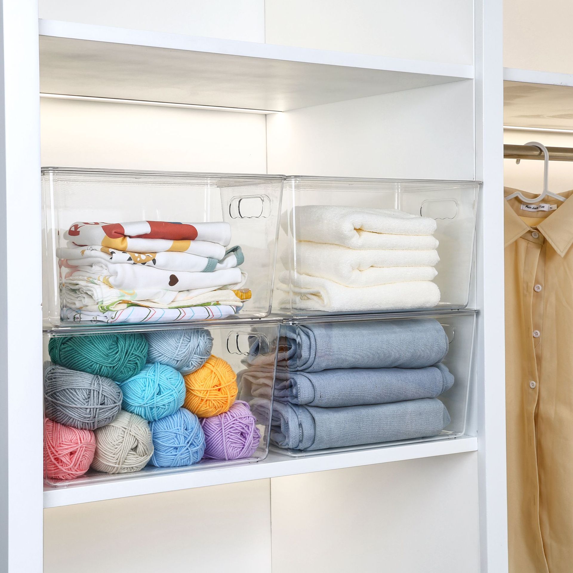 Caja de almacenamiento transparente apilable con asa y tapa, tamaño grande para cocina y dormitorio, artículo popular para almacenar y organizar alimentos.