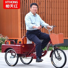 高齢者は三輪車に足を踏み入れることができます。