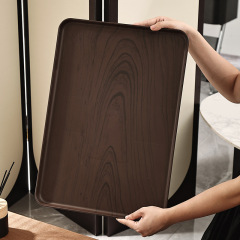 メーカー直売は木目のトレーの長方形の家庭用コップをまねて、お茶の皿を収納します。