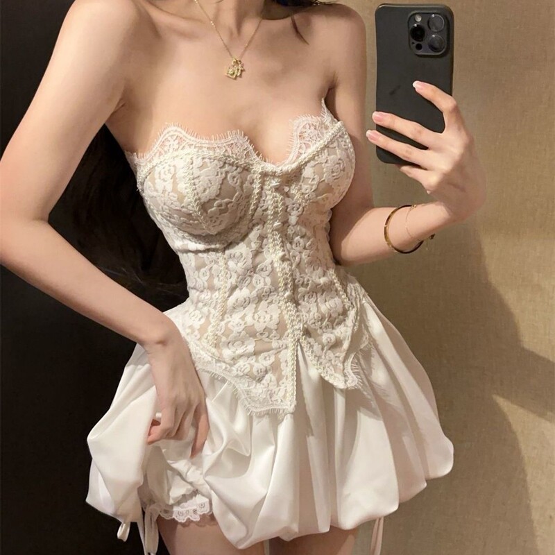 Autumn and Winter New Lace Fishbone Waist-Cinching Tube Top with a Pure and Sexy Style, Featuring a Beautiful Back Design, Built-In Chest Pads, and a Back Zipper
