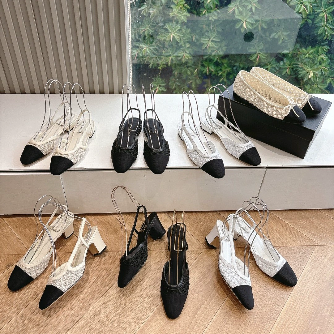 2025 новый стиль, маленькие ароматные стильные полые сетчатые толстые высокие каблуки с полой спинкой для женской летней верхней одежды, красивые и простые женские сандалии с носком