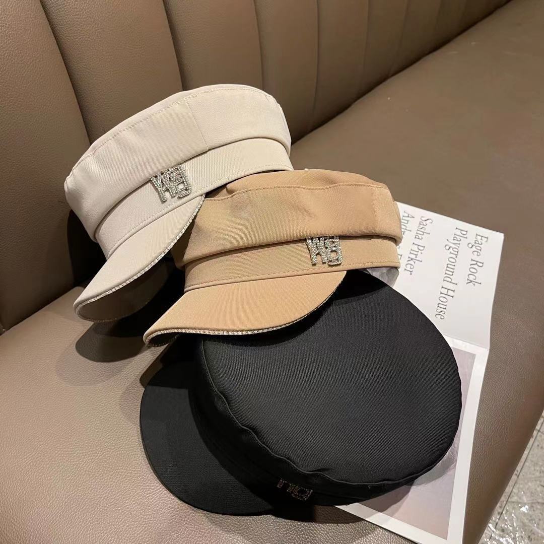 وفي أوائل الربيع الباكر، كانت قِبعة البط ذات اللون الاحمر المتطابق detail image 3