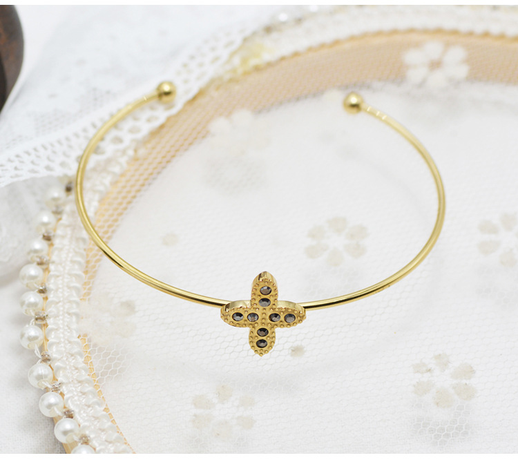 Mode Einfaches Titanstahl Kreuz Blumenförmiges Diamantarmband Mit Eingelegten Diamanten display picture 4