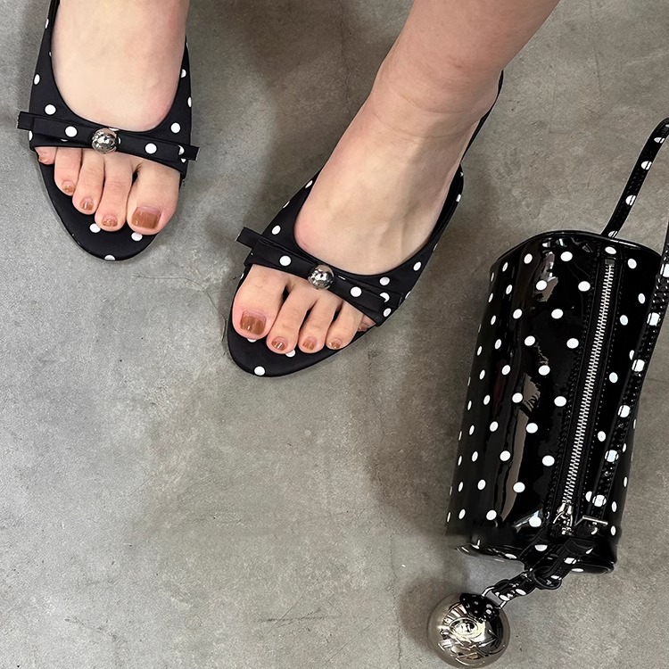 Versión plana ~ Zapatos de mujer de moda Bunan Diseño de nicho Bowknot Gato con zapatillas Nueva sandalias de punta abierta de lunares de perlas